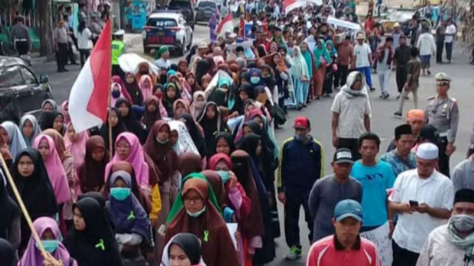 Aksi massa dukung perubahan nama bandara di Lombok, Kamis, 21 November 2019.