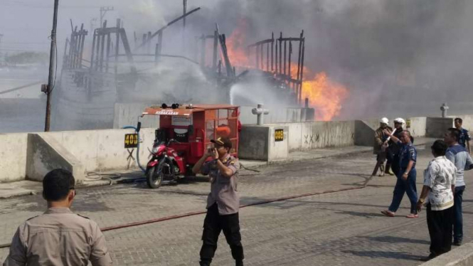 Sebuah kapal motor milik PT Cahaya Mandiri yang bersandar di area pos 1 Pelabuhan Tanjung Emas, Semarang, Jawa Tengah, meledak dan terbakar, Kamis, 21 November 2019.