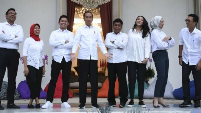 Presiden Jokowi bersama tujuh staf khusus baru dari kalangan milenial