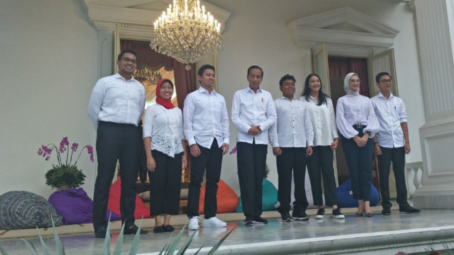 Presiden Joko Widodo bersama tujuh Staf Khusus dari kalangan milenial.