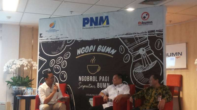 Direktur Utama PNM, Arief Mulyadi (tengah) dalam acara Ngobrol Pagi Seputar BUMN.