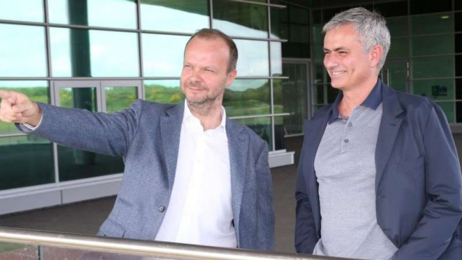 Vice Chairman Manchester United, Ed Woodward (kiri) bersama Jose Mourinho