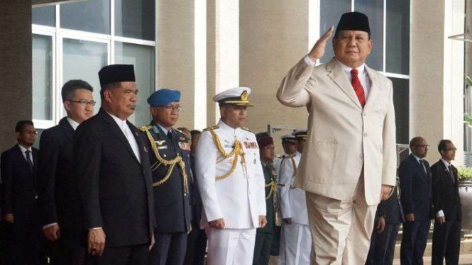 Menteri Pertahanan Prabowo Subianto (kanan).