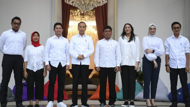 Presiden Jokowi (keempat dari kiri) memperkenalkan tujuh staf khusus milenial yang baru di di halaman tengah Istana Merdeka Jakarta, Kamis (21/11) - WAHYU PUTRO A/ANTARA