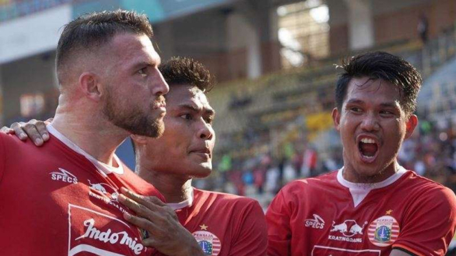Para pemain Persija Jakarta merayakan gol Marko Simic (kiri)