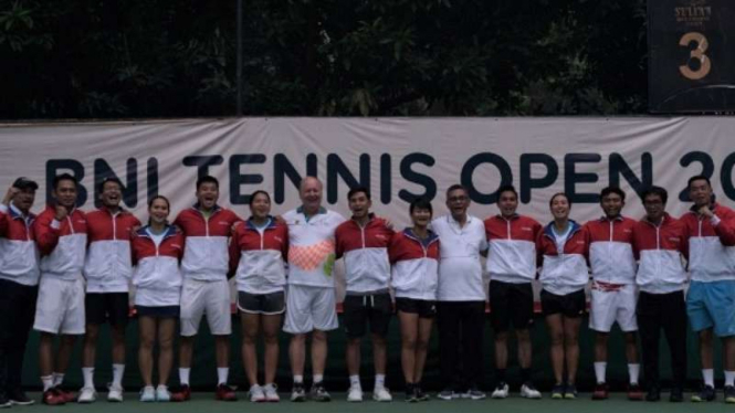 Ofisial bersama timnas tenis Indonesia.