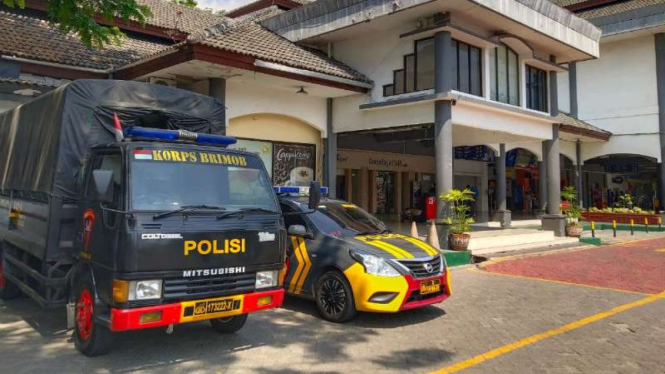 Polisi siaga di stasiun-stasiun KA di Surabaya setelah peristiwa pelemparan batu