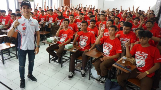 Pembalap Astra Honda Racing Team, Gerry Salim kunjungi SMK Pasundan 2 Bandung