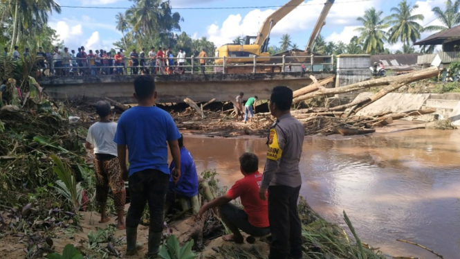 Sampah menumpuk pasca banjir di Riau