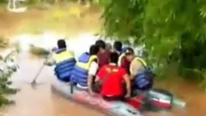 Polisi gunakan perahu karet selamatkan korban banjir di Rokan Hulu, Riau.