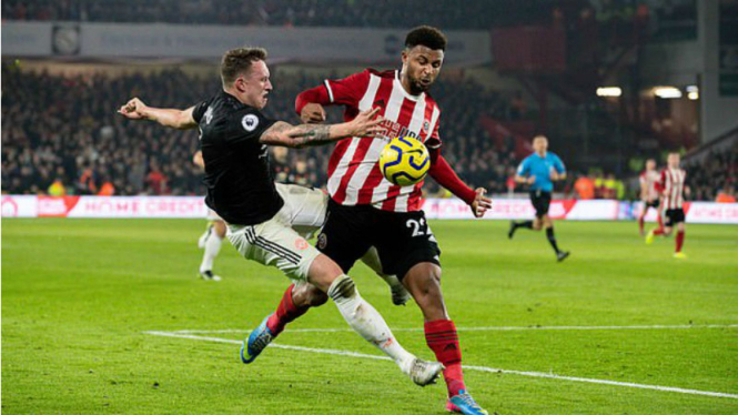 Bek MU, Phil Jones, saat lakukan blunder