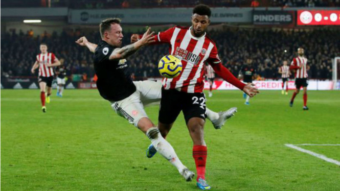 Bek MU, Phil Jones, saat lakukan blunder