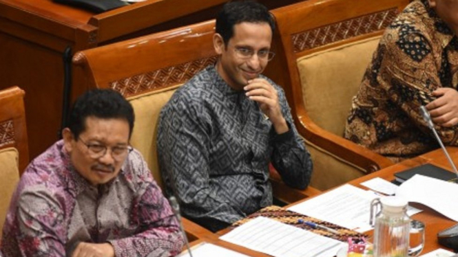 Menteri Pendidikan dan Kebudayaan Nadiem Makarim (kanan) mengikuti rapat kerja dengan Komisi X DPR di Kompleks Parlemen, Senayan, Jakarta, Rabu (6/11/2019). - ANTARA FOTO/Indrianto Eko Suwarso