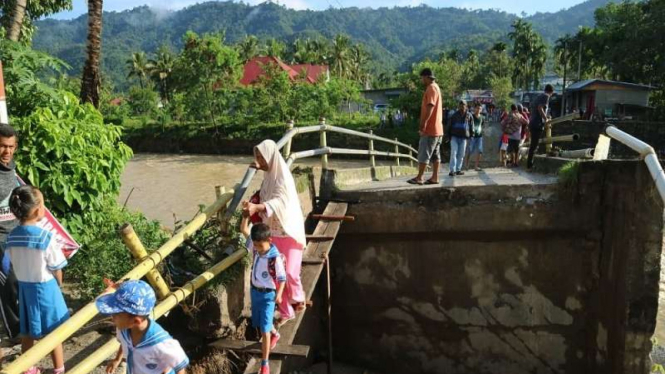 jembatan di Solok Selatan roboh akibat banjir 