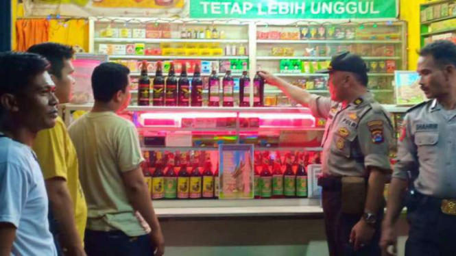 Polisi Polresta Tangerang razia minuman keras.