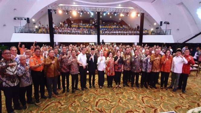 Megawati Soekarnoputri menerima penghargaan dari BMKG