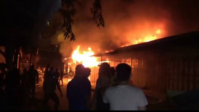 Ratusan kios pakaian bekas di Tanjung Balai, Sumatera Utara, terbakar
