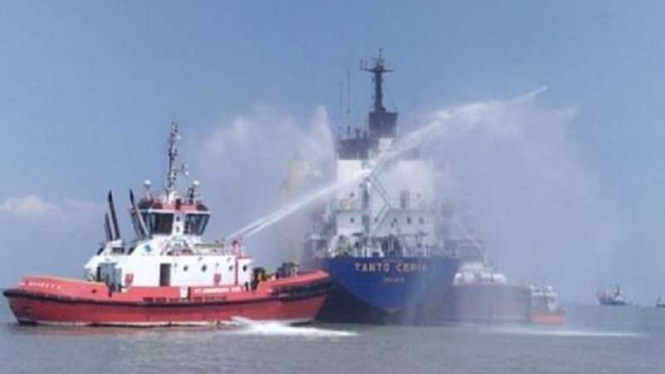 Kapal KM Tanto Ceria terbakar di Pelabuhan Tanjung Perak Surabaya