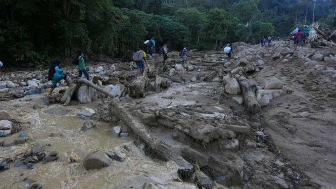 Material lumpur, bebatuan, dan potongan-potongan kayu dampak banjir bandang di Kabupaten Solok Selatan, Sumatera Barat.