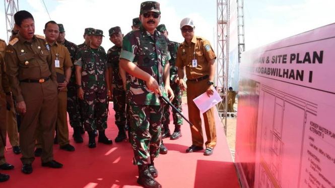 Panglima TNI Hadi Tjahjanto meninjau pembangunan Makogabwilhan I