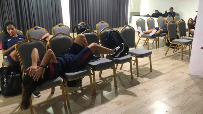 Skuat timnas sepakbola putri Filipina terlantar tak dapat kamar hotel.