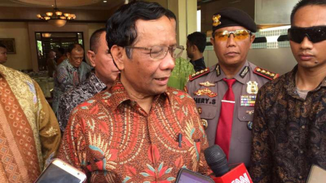 Menko Polhukam Mahfud MD, di Medan, Sumatera Utara, Selasa, 26 November 2019. 