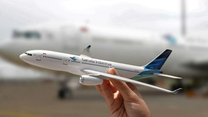 Miniatur Pesawat Airbus A330 Garuda Indonesia.