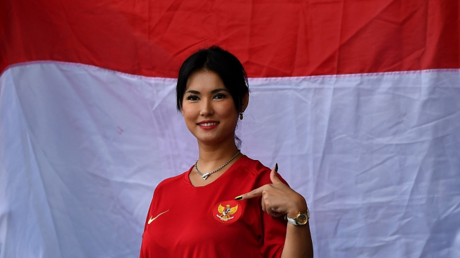 Maria Ozawa mengenakan jersey Timnas Indonesia