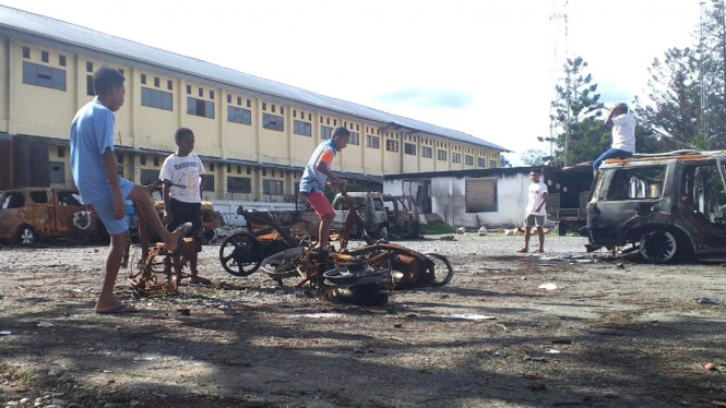 Anak-anak bermain di sekitar puing sisa kerusuhan Wamena yang terjadi 23 September 2019 lalu (26/11) - Vanessa Aronggear