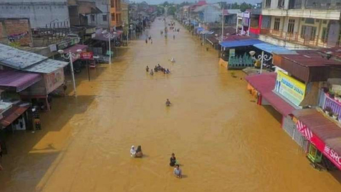 Banjir yang menggenangi Kota Pasir Pangaraian, Rokan Hulu, Riau