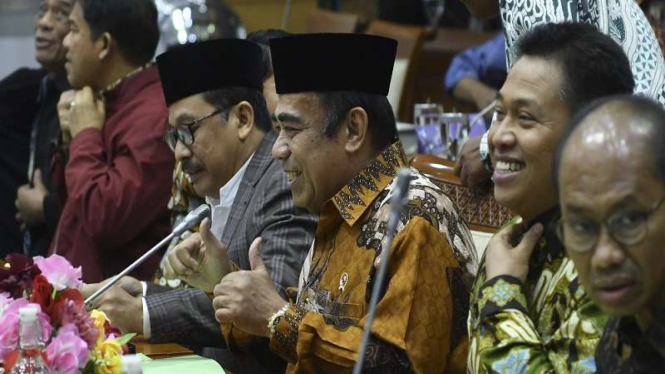 Menteri Agama Fachrul Razi mengikuti rapat kerja di DPR 