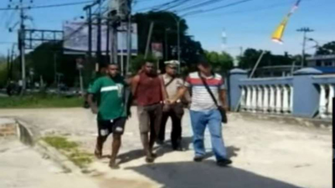 Dua kelompok pemuda bentrok dan sempat memblokade jalan dengan batu dan kayu di Sorong, Papua Barat.