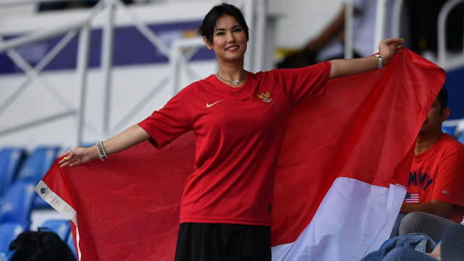 Maria Ozawa Menonton Pertandingan Timnas Indonesia