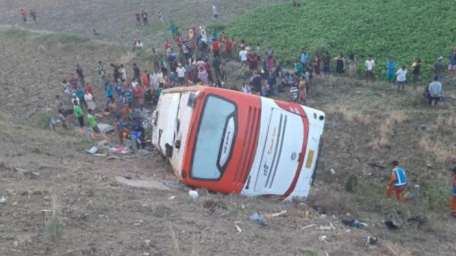 Bus Kramat Jati mengalami kecelakaan tunggal di Tol Sumo, Jawa Timur, pada Rabu.