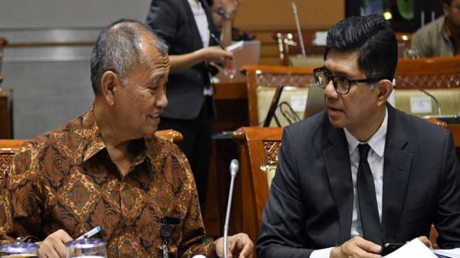 Ketua KPK Agus Rahardjo bersama Wakil Ketua  Laode M Syarif mengikuti rapat DPR