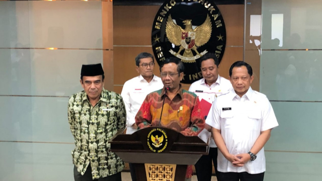Menkopolhukam Mahfud MD didampingi Menag Fachrul Razi dan Mendagri Tito Karnavian usai rapat terbatas di Kantor Kemenko Polhukam, Jakarta, Rabu, 27 November 2019.