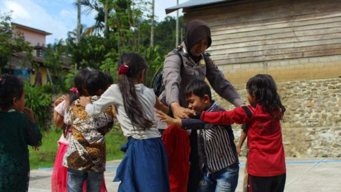 Polwan bermain bersama anak-anak korban banjir bandang di Sumatera Barat.