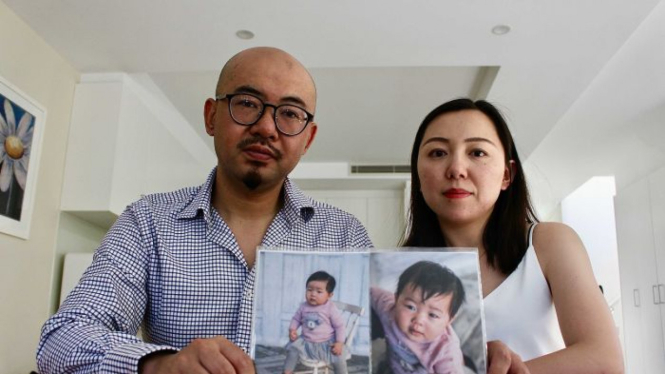 Ben Meng dan Sophie Ding dengan foto bayi perempuan mereka yang baru berusia satu tahun, Valerie
