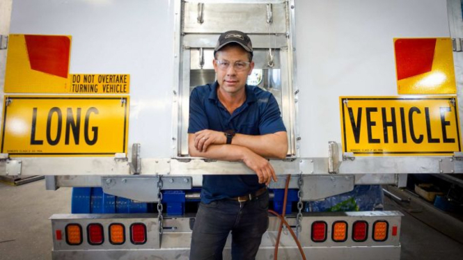 Pengusaha Jason King mengelola pabrik pembuat semi-trailer di Swan Hill, kota pedalaman sekitar 340 km dari Melbourne. Dia mengaku kesulitan mendapatkan pekerja migran terampil.