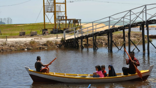 Pesona Pantai Samudera Berombak Tenang di Kalimantan Barat