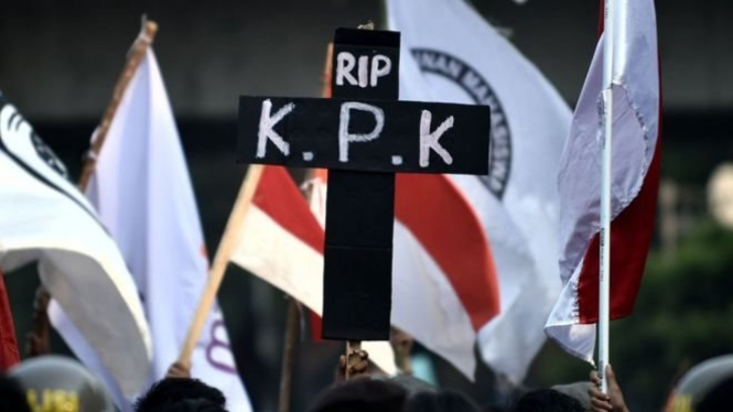 Nisan tiruan ditunjukkan sejumlah pedemo di Jakarta yang menentang revisi UU KPK. - AFP/BAY ISMOYO