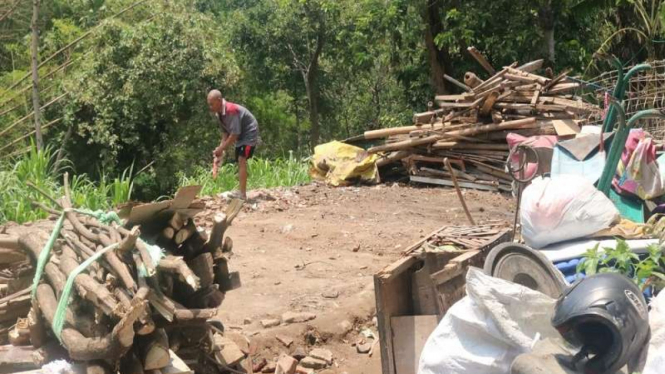 Warga kerja bakti membersihkan puing-puing bangunan rumah roboh milik Siani.