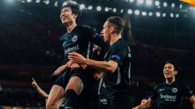 Pemain Eintracht Frankfurt rayakan gol Daichi Kamada.