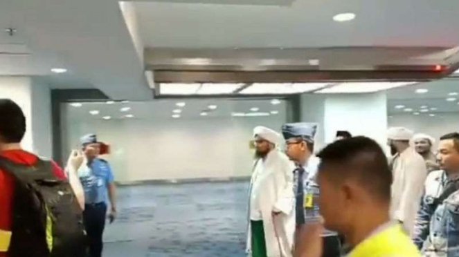 Al Habib Ali tiba di Bandara Soetta.