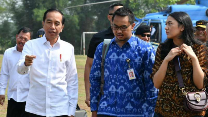 Jokowi bersama staf khusus milenialnya.