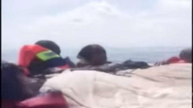 Rombongan pemancing berjumlah 12 orang terombang-ambing di laut lepas setelah kapal yang mereka tumpangi tenggelam di perairan Kabupaten Banggai, Sulawesi Tengah.