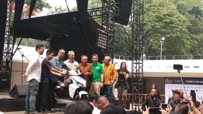 Menperin Agus Gumiwang Kartasasmita membuka pameran IIMS Motobike Expo 2019.