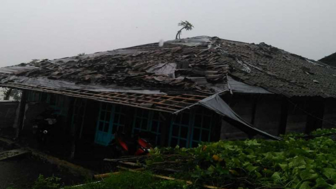 Rumah di Magelang Jawa Tengah hancur diterjang puting beliung