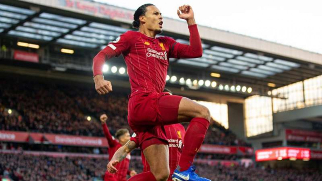 Pemain belakang Liverpool, Virgil van Dijk, melakukan selebrasi usai mencetak gol