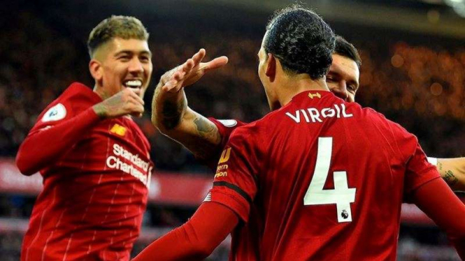 Pemain belakang Liverpool, Virgil van Dijk (4), merayakan gol
